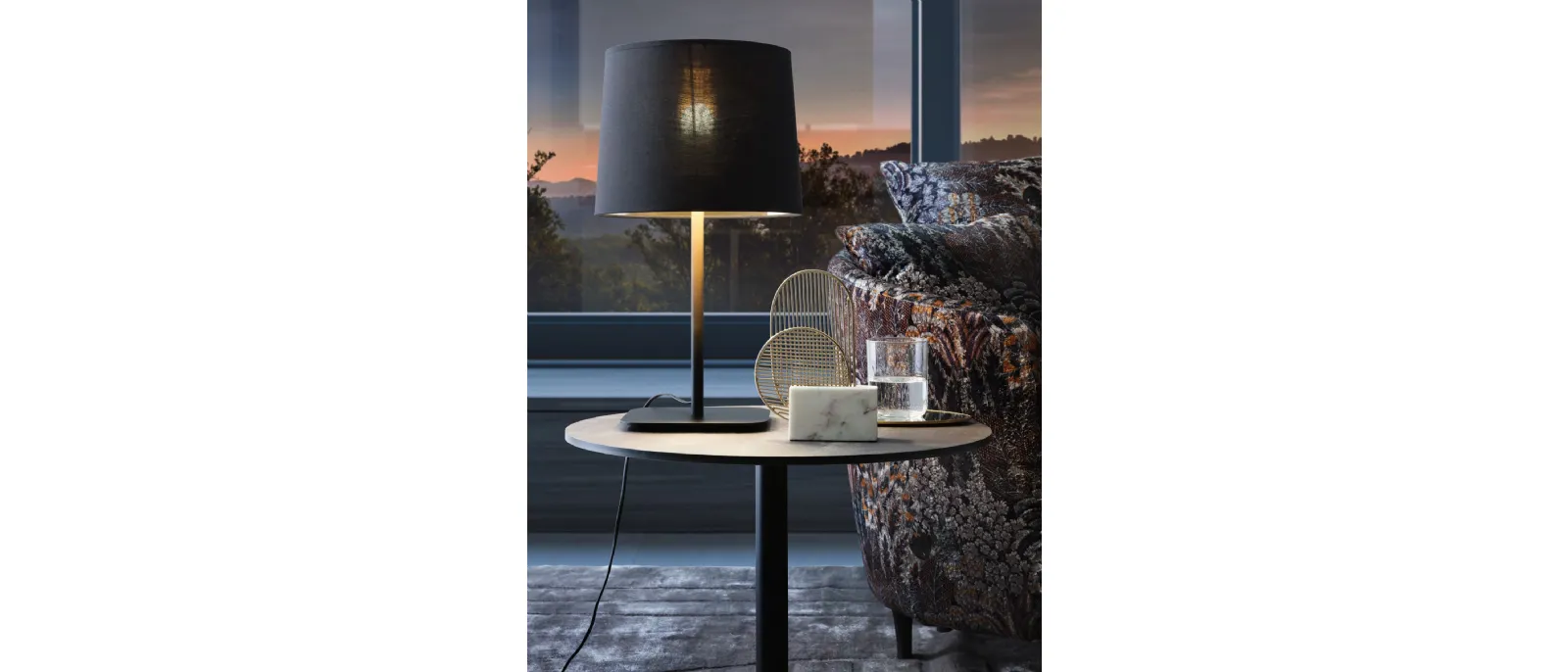 Lampada da tavolo Hygge con paralume in tessuto e base in metallo di Le Comfort