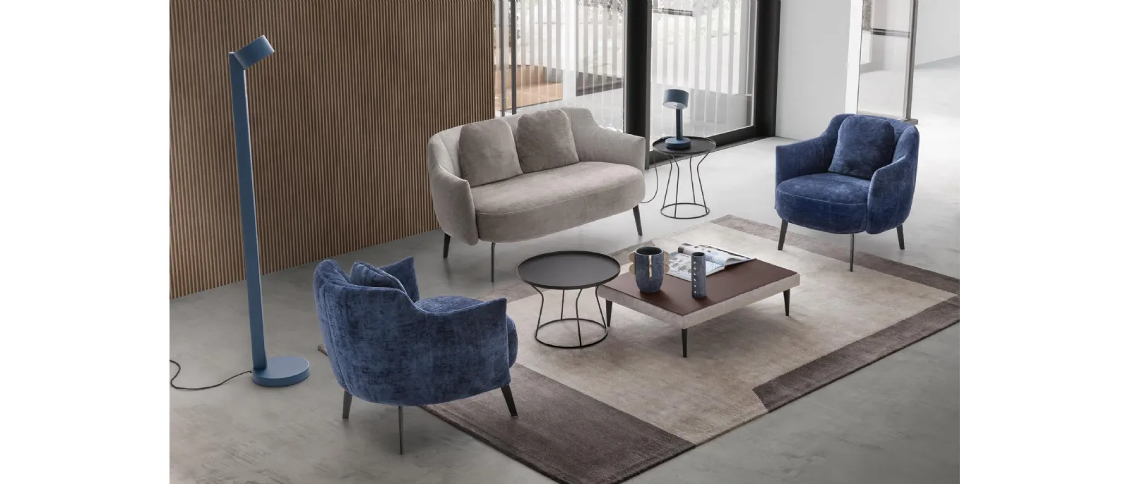 Divano lineare in tessuto Shelley Loveseat di Le Comfort